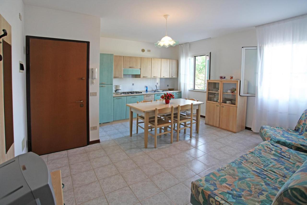 Albatros Apartment Каорле Екстериор снимка