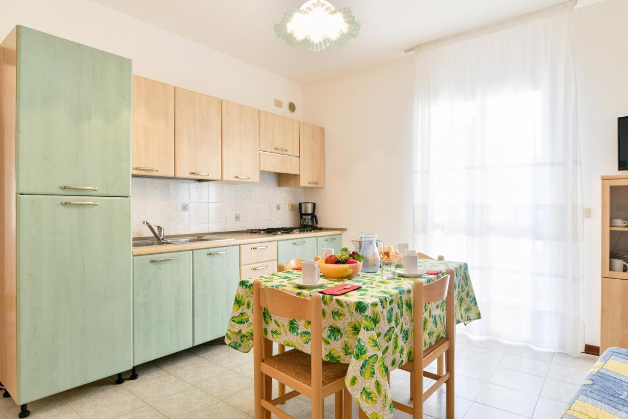 Albatros Apartment Каорле Екстериор снимка